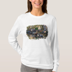 Camiseta Barcos e edifícios ao longo da cintura do canal,