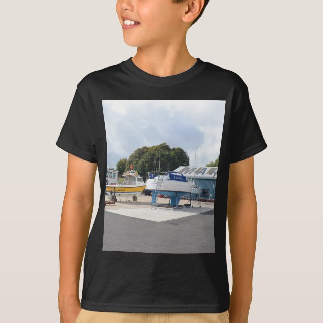 Camiseta Barcos Em Terra (Frente)
