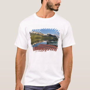 Camiseta Barcos estacionados na margem do lago Maligne,