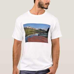 Camiseta Barcos estacionados na margem do lago Maligne Lake