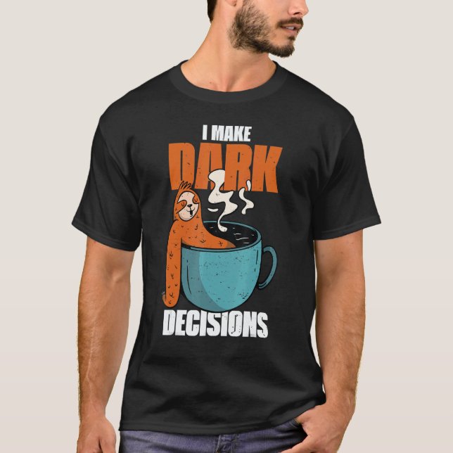 Camiseta Barista Dark Coffee Cup Sloth I Make Dark Decision (Frente)