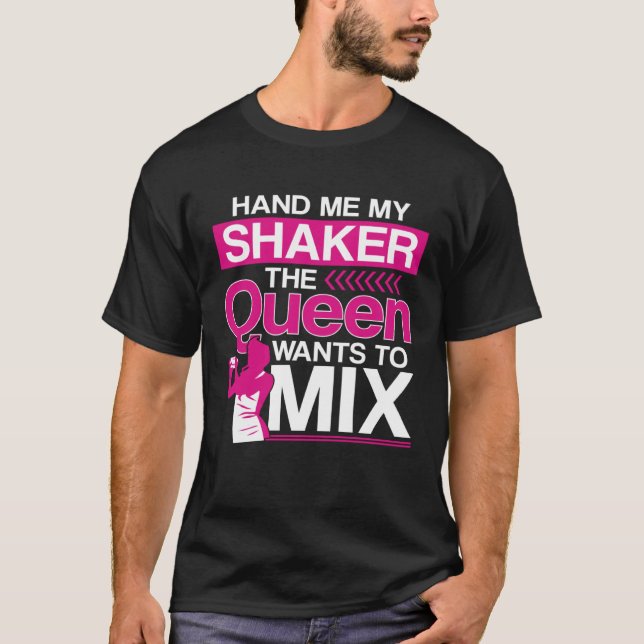 Camiseta Bartender Mixologist Queen Hand Me My Shaker The Q (Frente)
