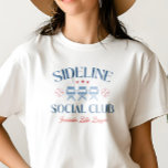 Camiseta Baseball Baseline Social Club com nome de liga<br><div class="desc">Prepare-se para mostrar seu orgulho de mãe de beisebol com nossa camiseta de fã de beisebol: uma fonte elegante dizendo "CLUB SOCIAL SIDELINE" e três cadeiras de acampamento e beisebol e estrelas. Deixamos um espaço especial apenas para o nome de sua equipe, permitindo que você personalize este design e realmente...</div>