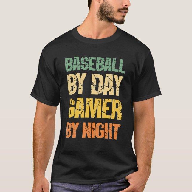 Camiseta Baseball By Day Gamer By Night Meme For Gamers 1 (Frente)