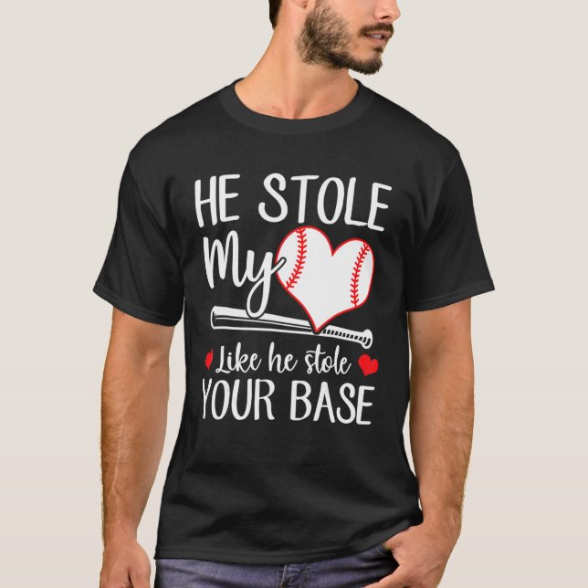 Camiseta Baseball Ele Roubou Meu Coração Como Se Ele Roubas (Frente)