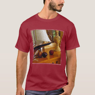 Camiseta Basebol antigos em uma mesa por um veleiro modelo