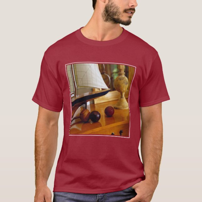 Camiseta Basebol antigos em uma mesa por um veleiro modelo (Frente)