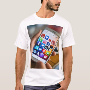 Camiseta básica de mens como mídia social