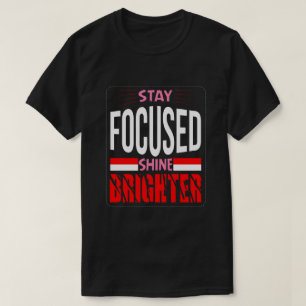 Camiseta Básica Escura 'Mantenha o Foco Brilhe Mai