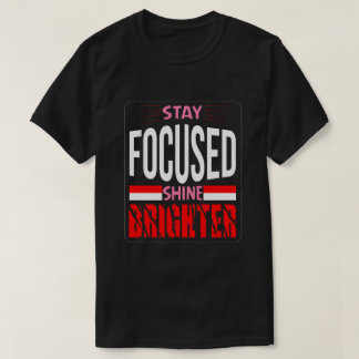 Camiseta Básica Escura 'Mantenha o Foco Brilhe Mai