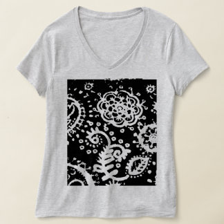 Camiseta Básica Preta com Estampa Floral Desbotada