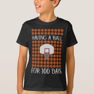 Camiseta basquete tendo uma bola por 100 dias de escola