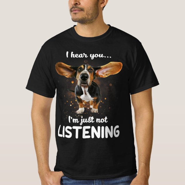 Camiseta basset hound eu ouço você não ouvindo design (Frente)