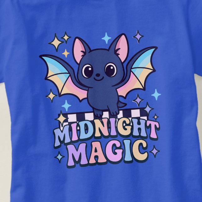 Camiseta Bat e Checkerboard do Cute do Halloween do Pastelc (The midnight magic kawaii bat design shines with retro pastel charm.)