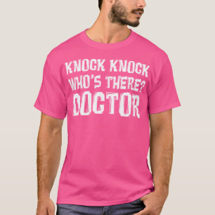 Camiseta Bata Com Quem Está Lá Doutor T Shirt - Doc Engraça