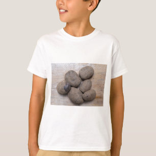 Camiseta Batatas em madeira rústica