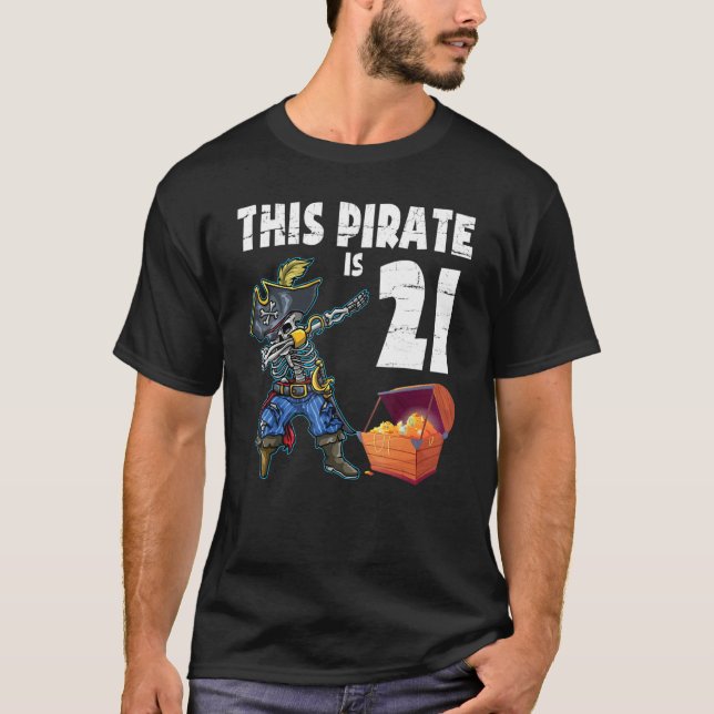 Camiseta Bater Com Dourado Este Pirata Tem 21 Anos De Idade (Frente)
