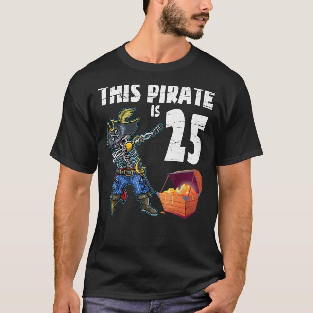 Camiseta Bater Com Dourado Este Pirata Tem 25 Anos De Idade (Frente)