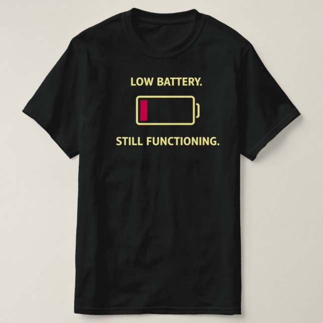 Camiseta Bateria Baixa Ainda Funcionando Humor Engraçado do (Frente do Design)