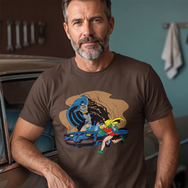 Camiseta Batman E Robin Em Batcaverna (Simulated man wearing shirt)
