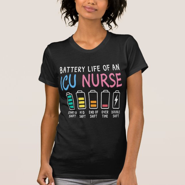 Camiseta Battery life of an ICU nurse humor chart (Frente)