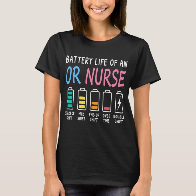 Camiseta Battery life of an OR nurse humor chart (Frente)