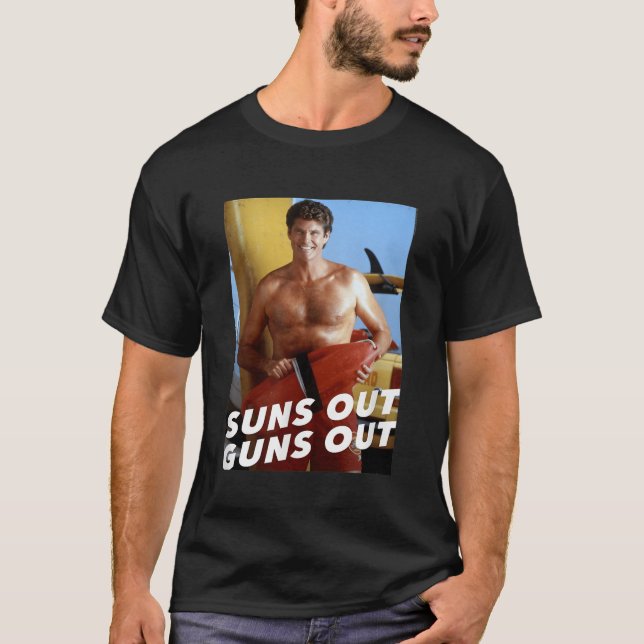 Camiseta Baywatch Suns Out Guns Out (Frente)