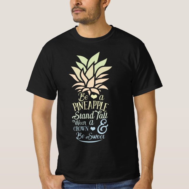 Camiseta Be a Pineapple Stand, Tall Wear a Crown and Be Swe (Frente)