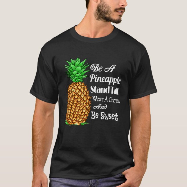 Camiseta Be a Pineapple Stand Tall Wear a Crown and Be Swee (Frente)