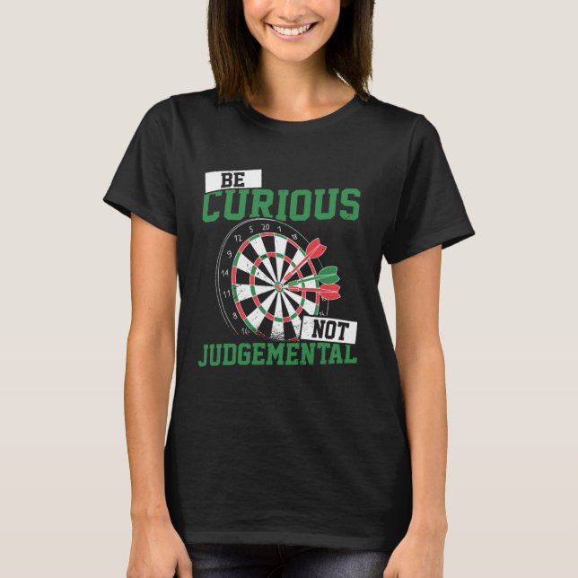Camiseta Be Curious No Judgemental Dart Player Darts Bullse (Frente)