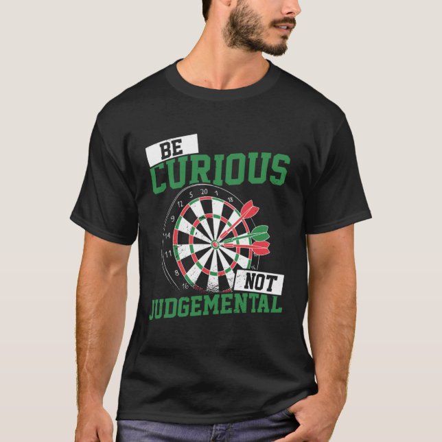 Camiseta Be Curious No Judgemental Dart Player Darts Bullse (Frente)