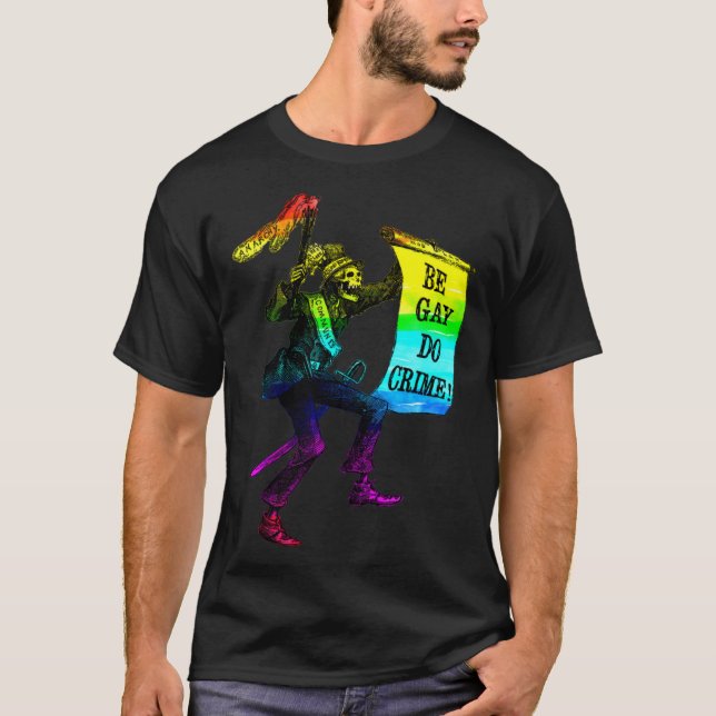 Camiseta Be Gay Do Crime  Rainbow Flag LGBTQ Meme (Frente)