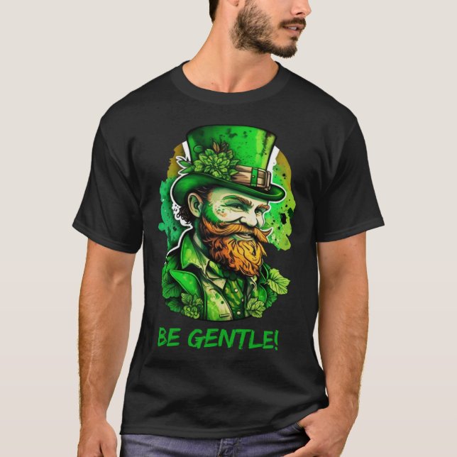 Camiseta Be Gentle Gentleman St Patricks Day Irish Leprecha (Frente)