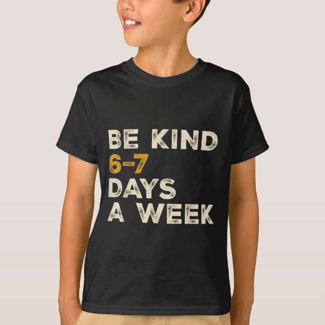 Camiseta Be Kind 6 7 Days A Week  (Frente)