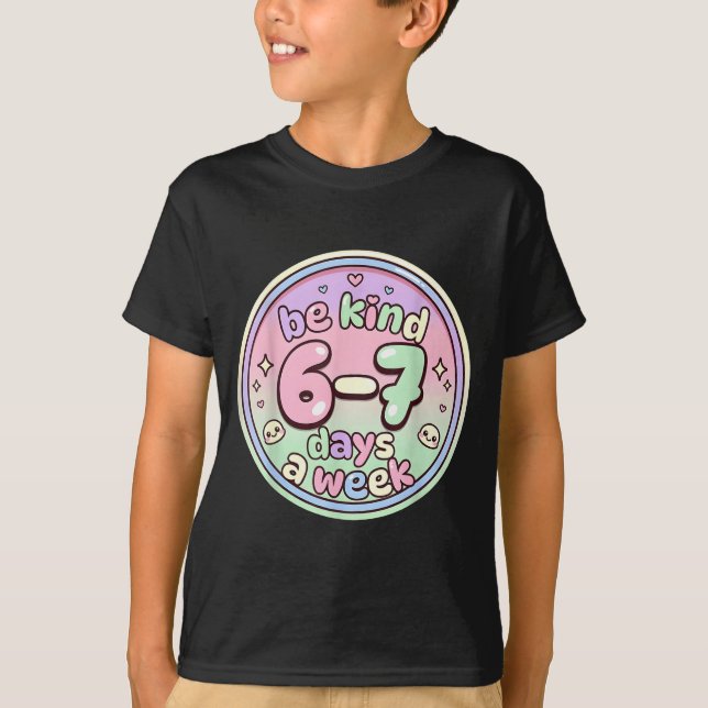 Camiseta Be Kind 6-7 Days A Week Six Seven 67 Funny  (Frente)