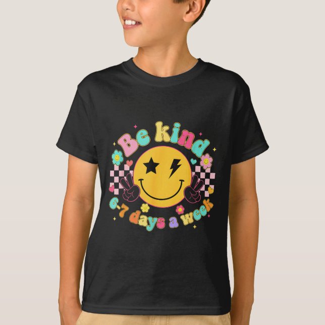 Camiseta Be Kind 6-7 Days A Week Smile Face Retro Groovy  (Frente)