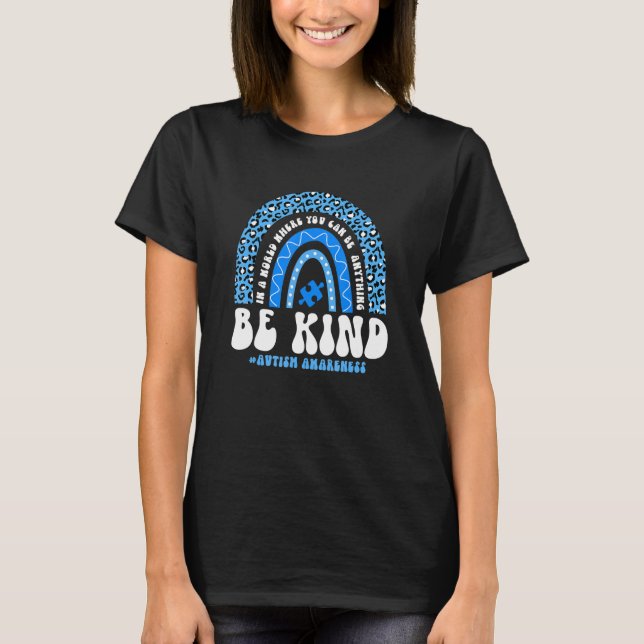 Camiseta Be Kind Autism Awareness Leopard Rainbow Choose Ki (Frente)