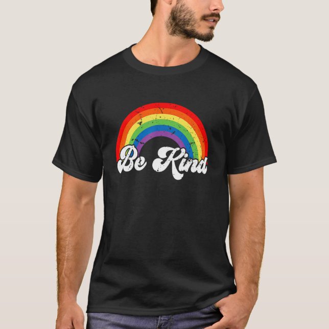 Camiseta Be Kind Gay Pride LGBT Ally Rainbow Flag Retro Vin (Frente)