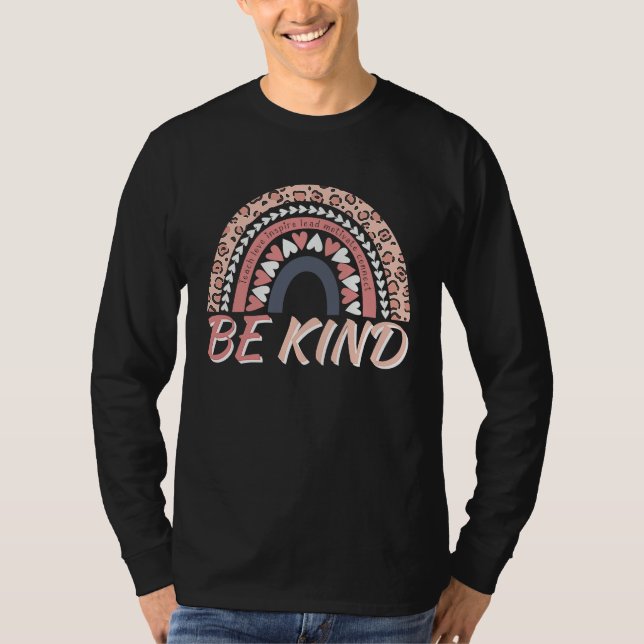 Camiseta Be Kind Leopard Rainbow Motivational Quote Teacher (Frente)