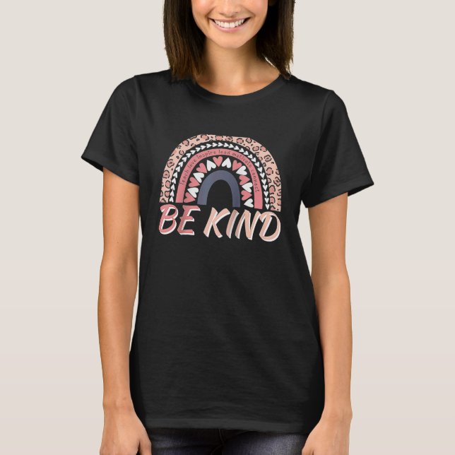 Camiseta Be Kind Leopard Rainbow Motivational Quote Teacher (Frente)