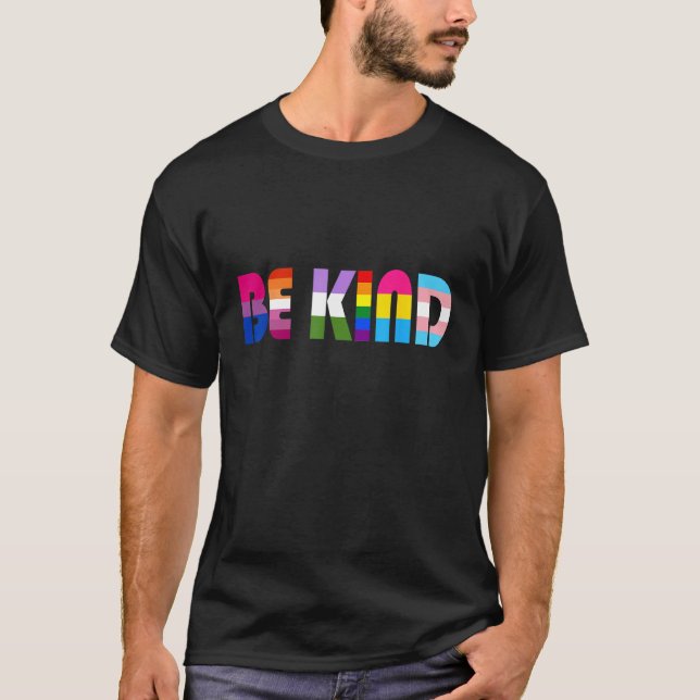 Camiseta Be Kind LGBT Flag Gay Les Pride Month Transgender  (Frente)