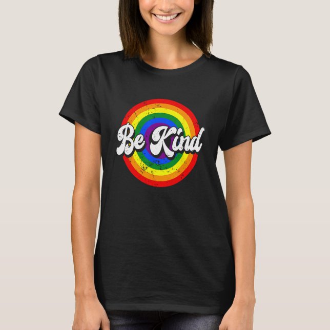 Camiseta Be Kind LGBTQ Gay Pride Month LGBT Flag Men Women (Frente)
