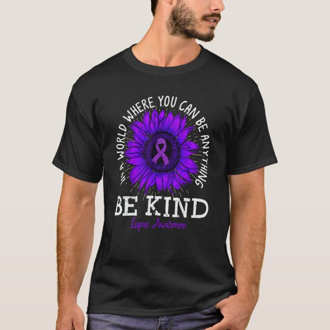Camiseta Be Kind Purple Ribbon Sunflower Lupus Awareness (Frente)