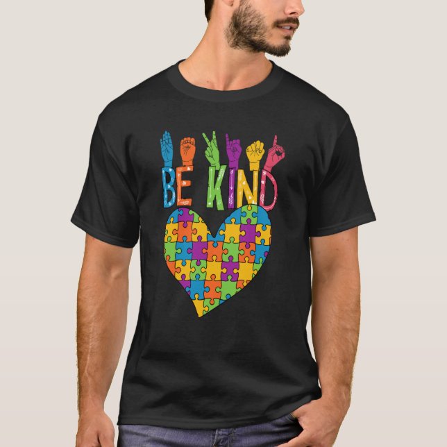 Camiseta Be Kind Sign Language Heart Puzzle Piece Teachers  (Frente)