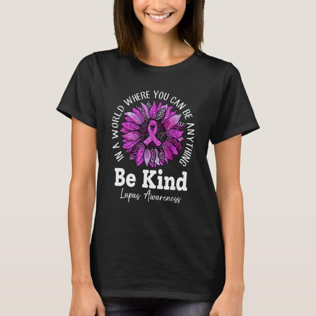Camiseta Be Kind Sunflower In May We Wear Purple For Lupus  (Frente)