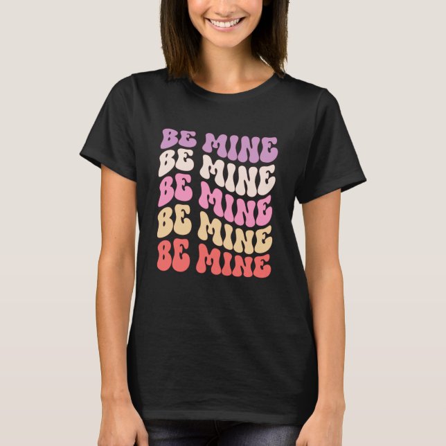 Camiseta Be Mine Valentine Groovy Retro Style (Frente)