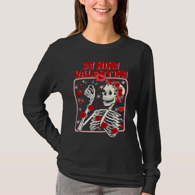 Camiseta Be Mine Valentine Skeleton With Roses Valentines D (Frente)