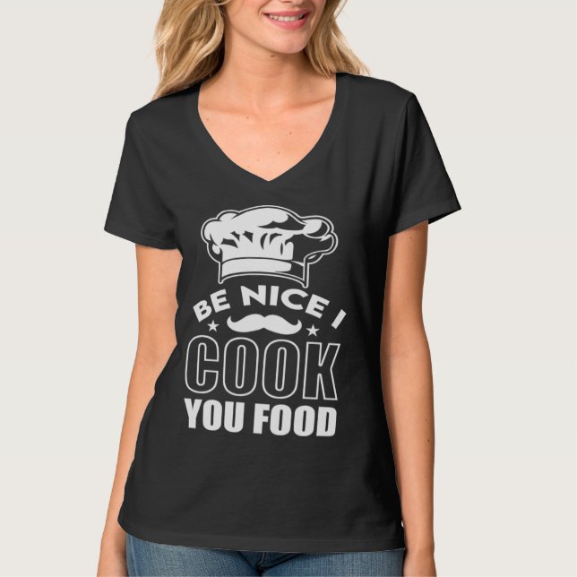 Camiseta Be Nice I Cook Your Food Chef Hat Graphic (Frente)