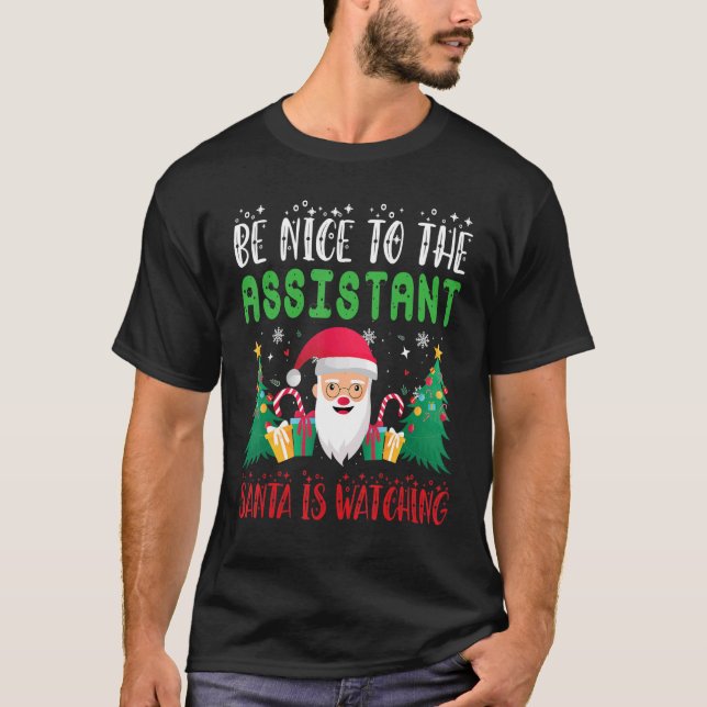 Camiseta Be Nice to Assistant Santa Is Watching Xmas Holida (Frente)