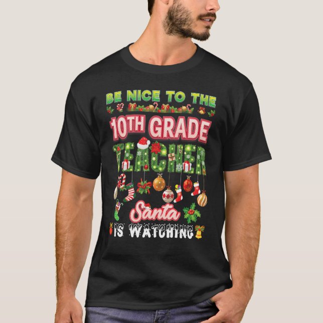 Camiseta Be Nice To The 10th Grade Teacher Santa Is Watchin (Frente)